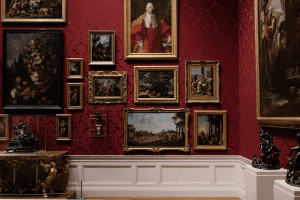 Kreative Ideen für Galeriewände: Verwandeln Sie Ihre Wände mit Rahmen, Kunst- und Notiztafeln