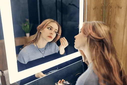 Comment un miroir de maquillage LED peut transformer votre routine beauté