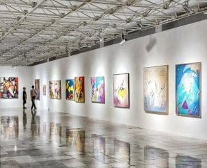 Kreative Ideen für Galeriewände: Verwandeln Sie Ihre Wände mit Rahmen, Kunst- und Notiztafeln